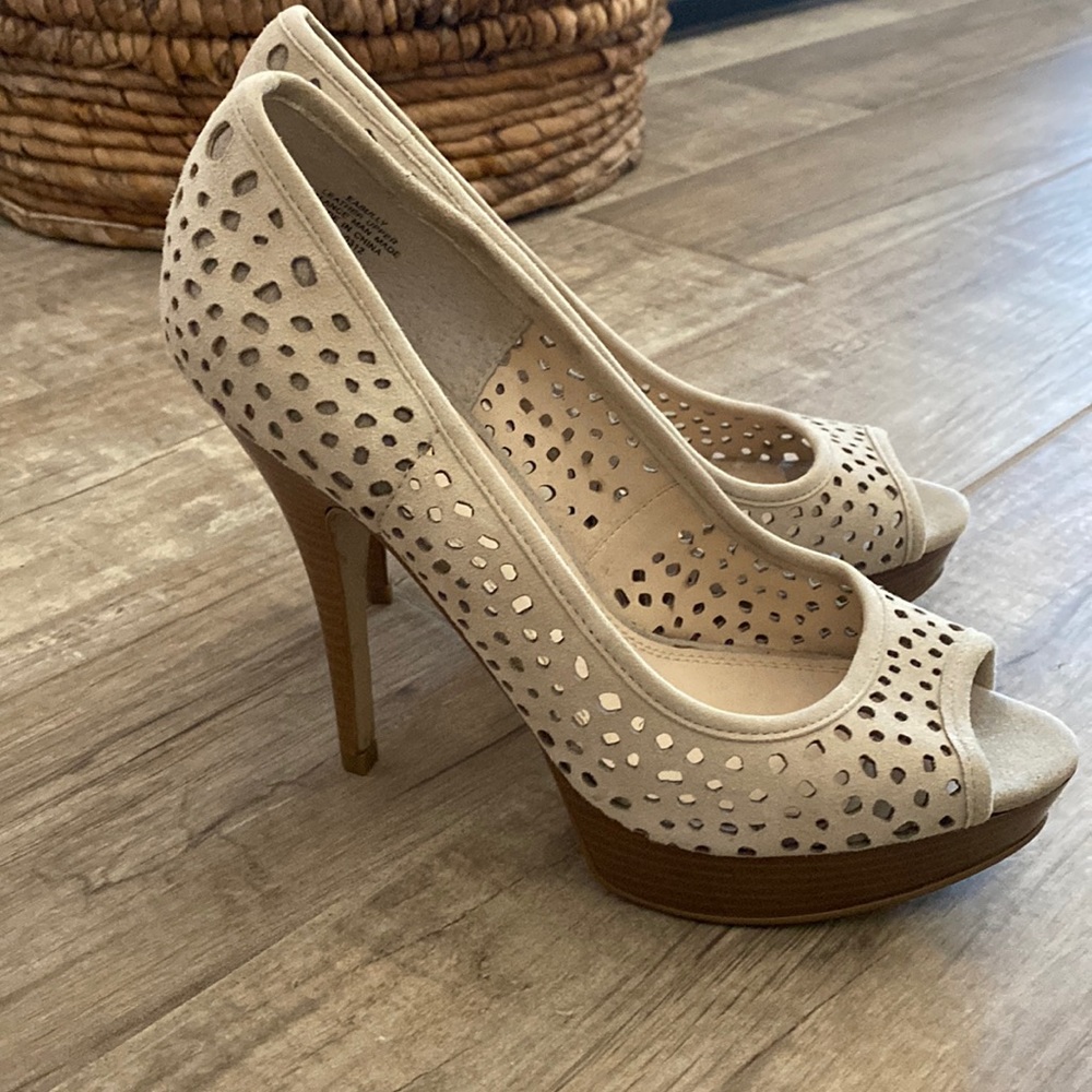 Enzo Angiolini Women’s Suede Beige Perforated Platform High Heels. Size 6.5
